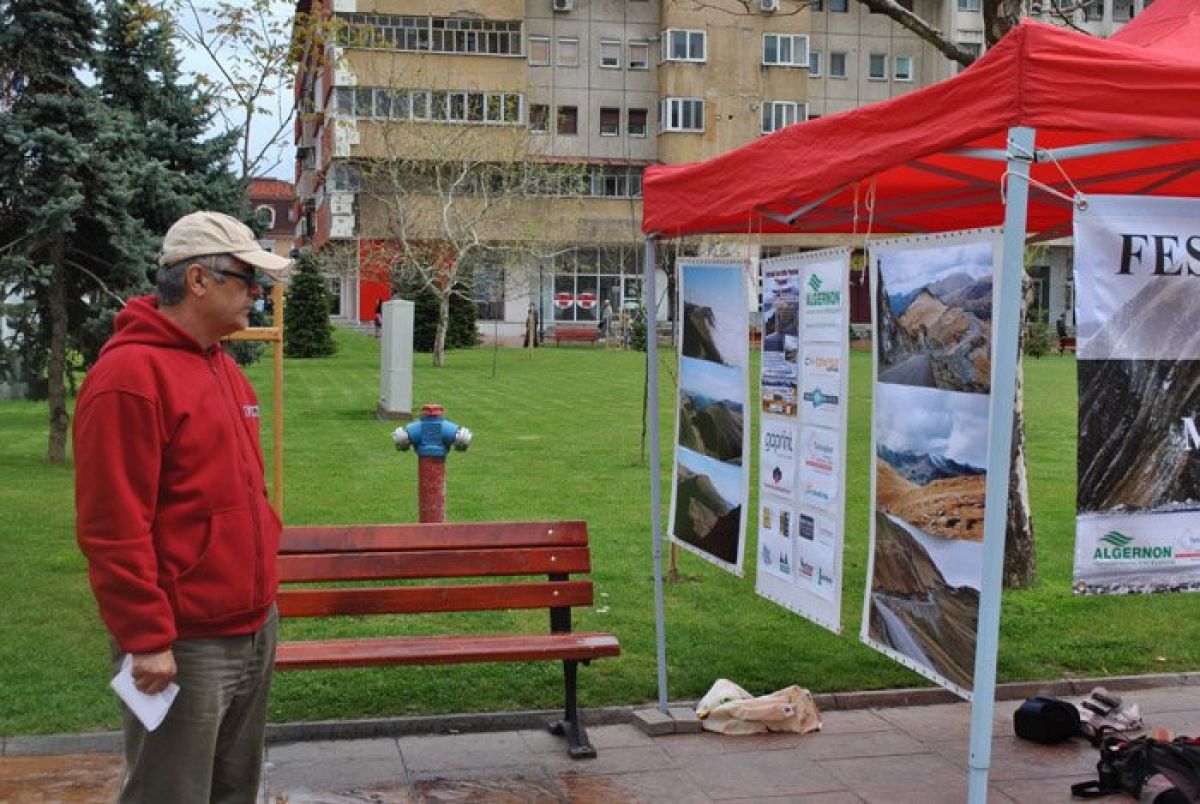 Expozitie de fotografie in centrul orasului Targu Jiu, 20 aprilie, 2012