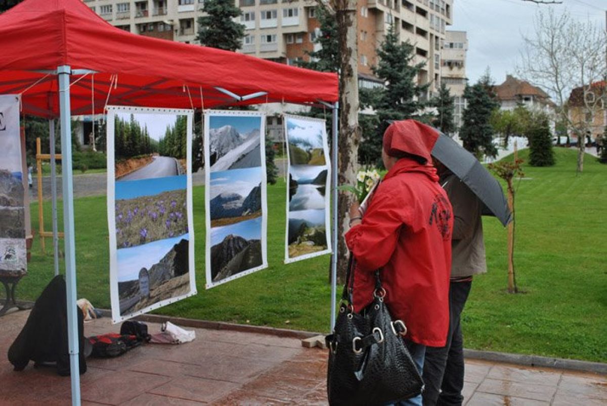 Punct de informare si mini expozitie de fotografie in centrul orasului Targu Jiu